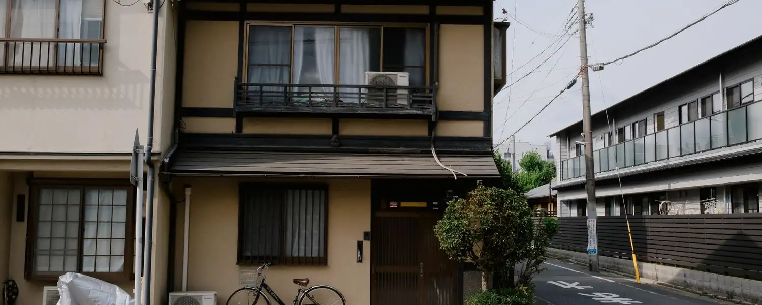 工務店のある住宅地の通り。木造の家が並ぶ。